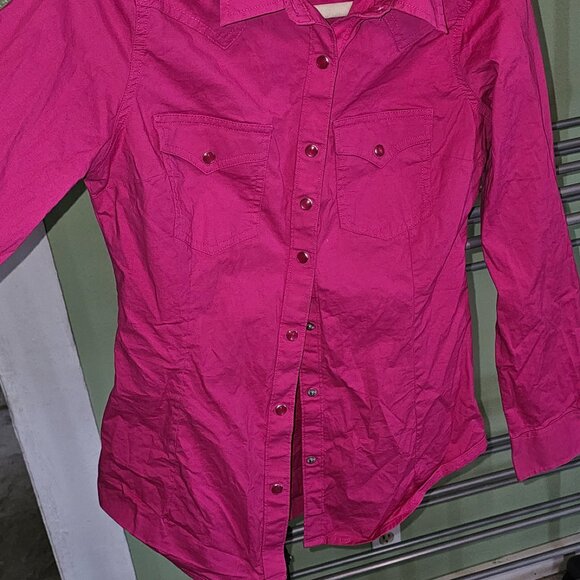 Wrangler Women’s Solid Pink Button-Down Shirt – Size Small – Stretch Cotton Blen - Picture 2 of 3